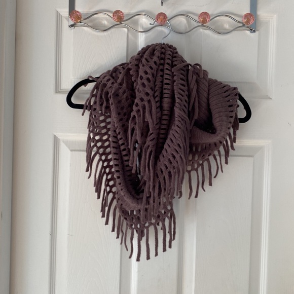 2 new infinity scarves & 2 new scarves -smoke free home - Picture 5 of 5